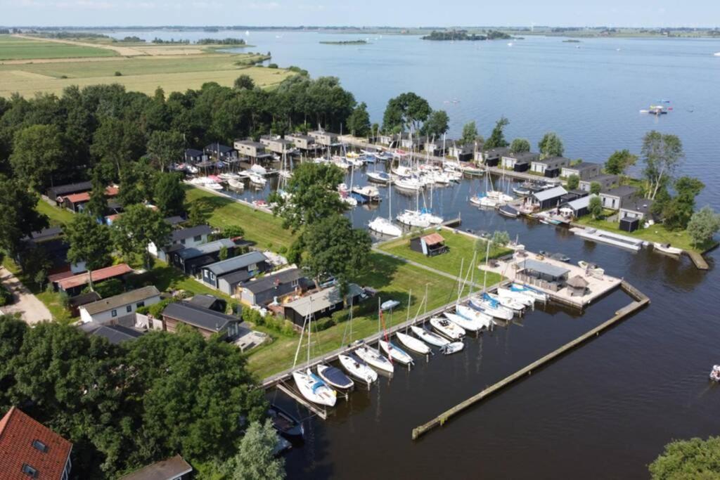Elahuizen Modern Tiny House Op Rustig Watersportpark 빌라 외부 사진