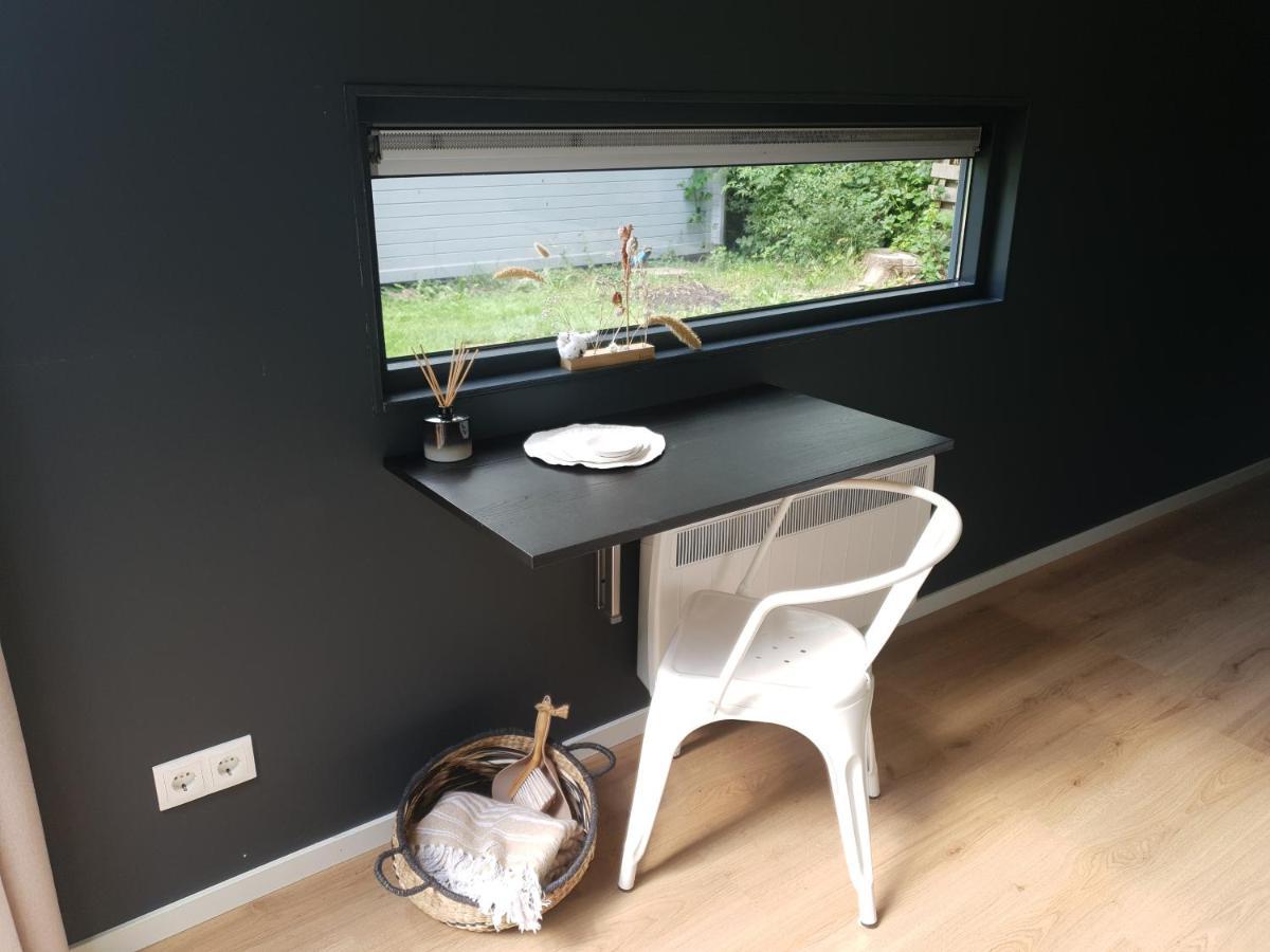 Elahuizen Modern Tiny House Op Rustig Watersportpark 빌라 외부 사진